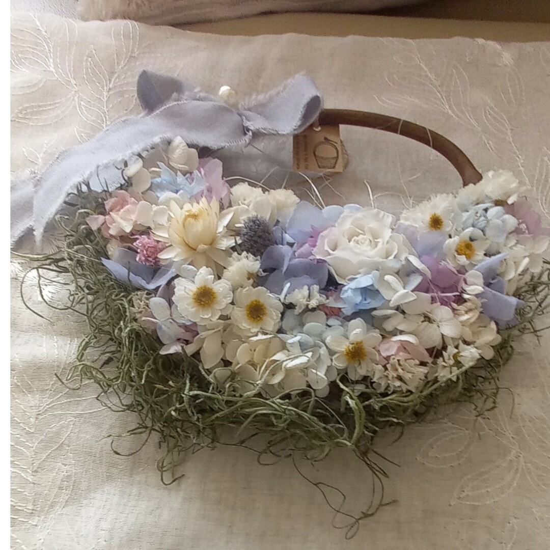 母の日に　白とブルーの花かごリース ハンドメイドのフラワー/ガーデン(リース)の商品写真