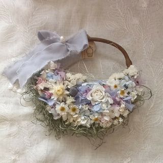 白とブルーの花かごリース(リース)