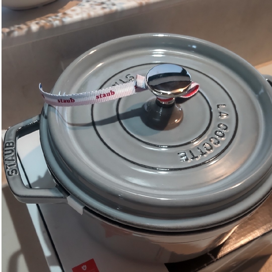 STAUB(ストウブ)の新品　ストウブ　22cm インテリア/住まい/日用品のキッチン/食器(鍋/フライパン)の商品写真