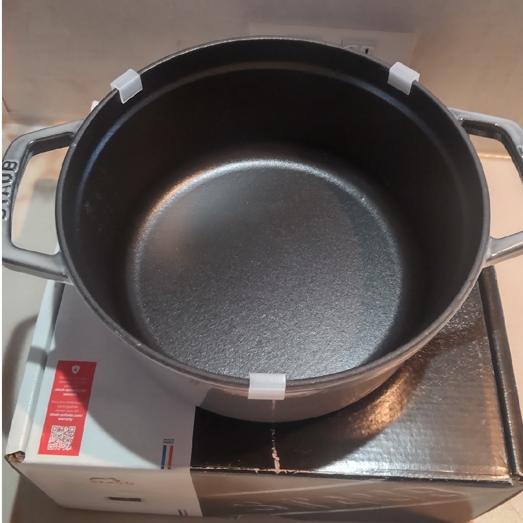 STAUB(ストウブ)の新品　ストウブ　22cm インテリア/住まい/日用品のキッチン/食器(鍋/フライパン)の商品写真