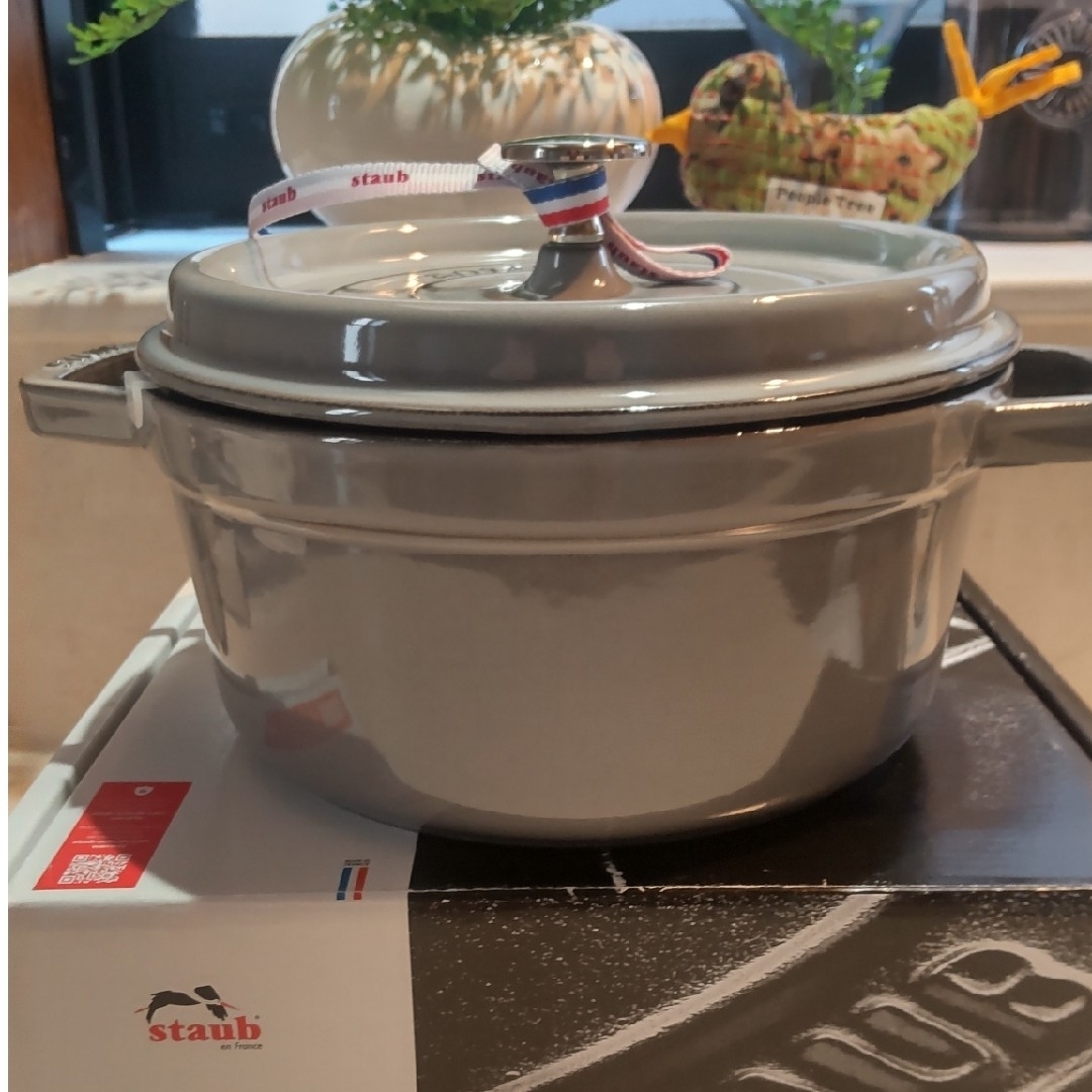 STAUB(ストウブ)の新品　ストウブ　22cm インテリア/住まい/日用品のキッチン/食器(鍋/フライパン)の商品写真