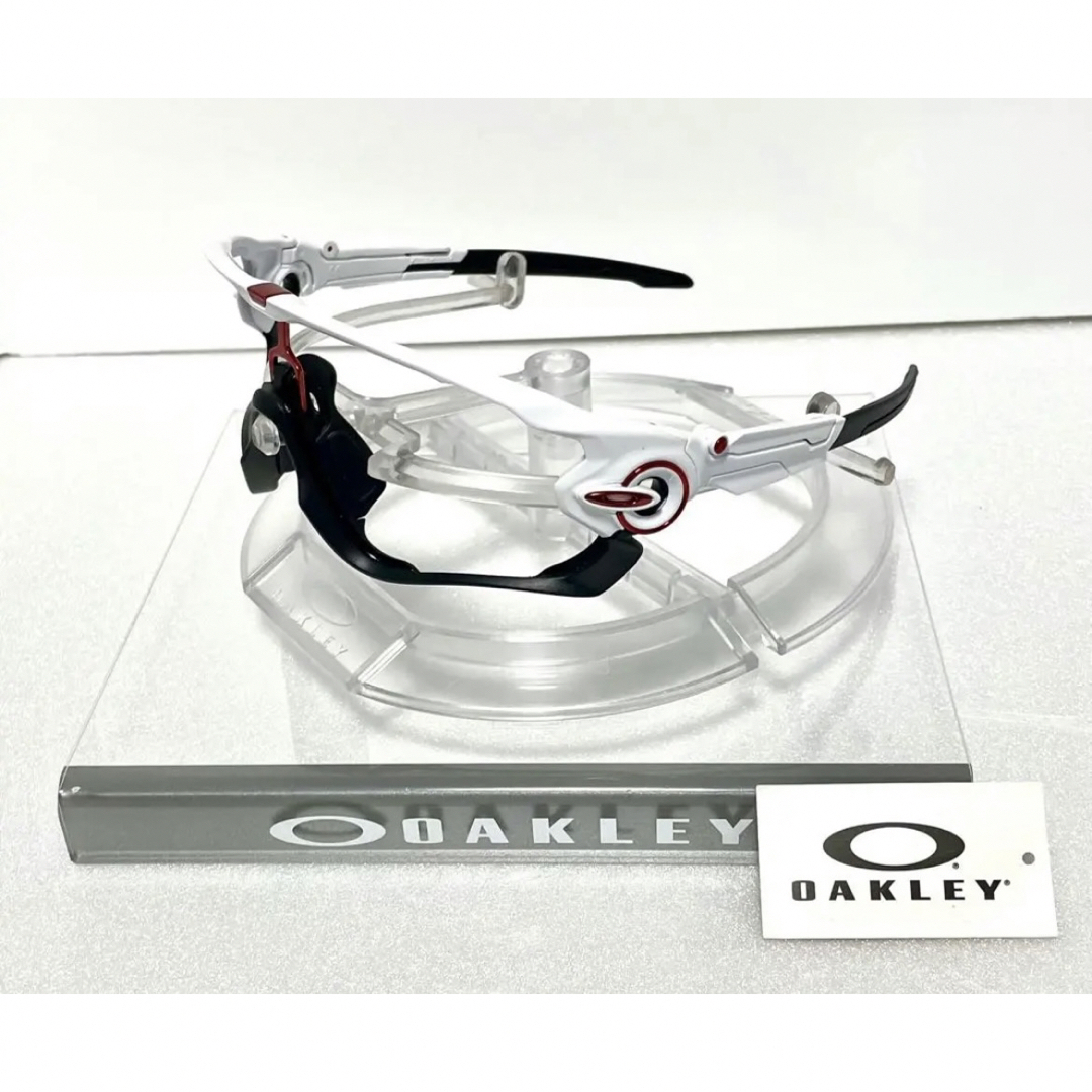 Oakley(オークリー)の【週末限定値下げ】 OAKLEY サングラス 純正 フレームのみ 白黒 ② メンズのファッション小物(サングラス/メガネ)の商品写真