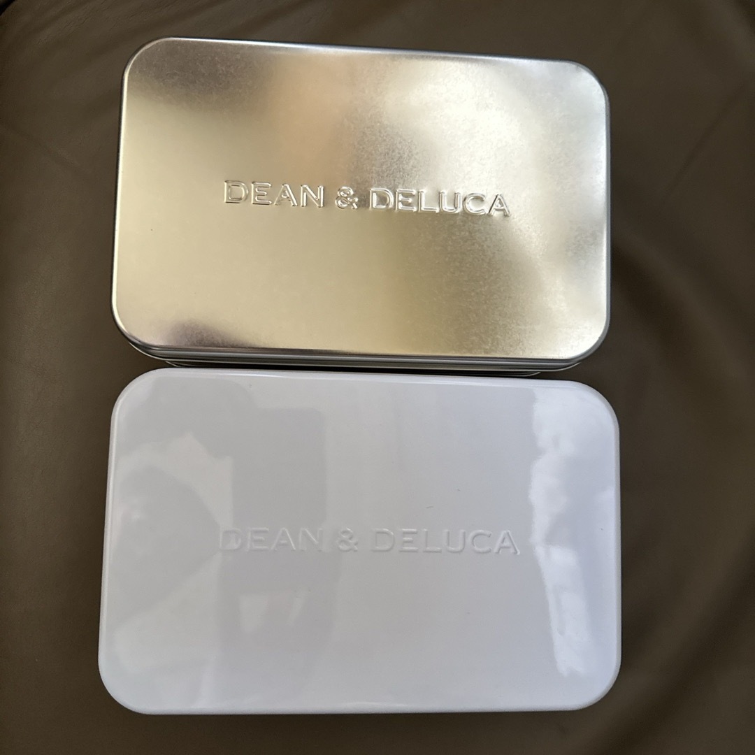 DEAN & DELUCA(ディーンアンドデルーカ)の【缶のみ】DEAN&DELUCA ディーンアンドデルーカ クッキー缶　 銀と白 インテリア/住まい/日用品のインテリア/住まい/日用品 その他(その他)の商品写真