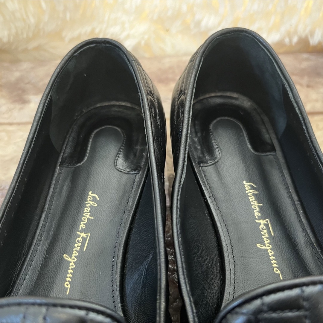 Salvatore Ferragamo(サルヴァトーレフェラガモ)の極美品　フェラガモ　型押し ガンチーニ　ローファー　パンプス　23cm D レディースの靴/シューズ(ローファー/革靴)の商品写真