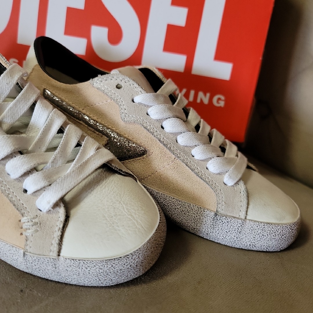 DIESEL(ディーゼル)の新品　DIESEL　レディース グリッターロゴ ローカット スニーカー　匿名発送 レディースの靴/シューズ(スニーカー)の商品写真