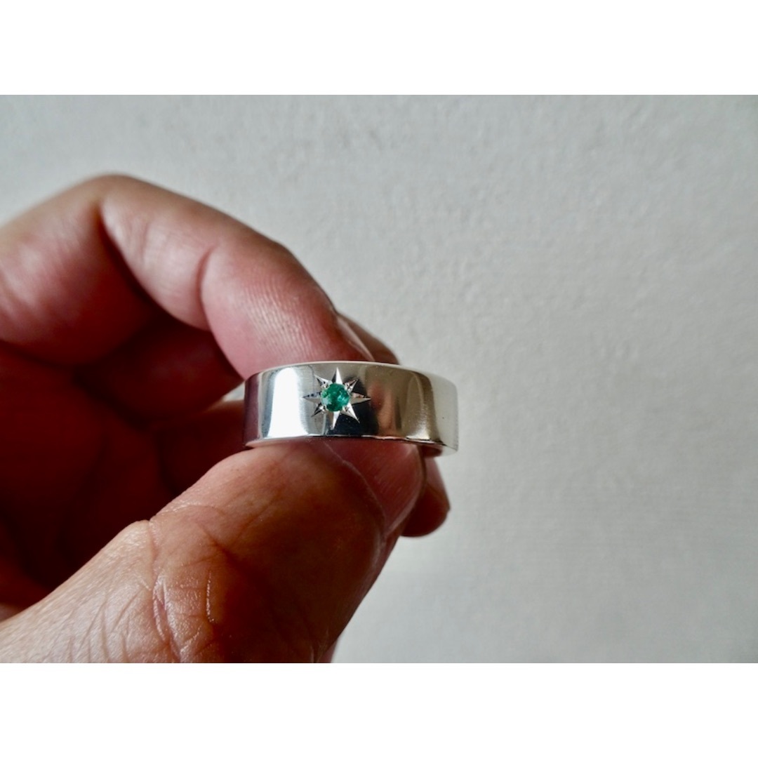 仁尾彫金『一つ星２.５mmエメラルド、幅７mm、プラチナ平打リング』279b メンズのアクセサリー(リング(指輪))の商品写真