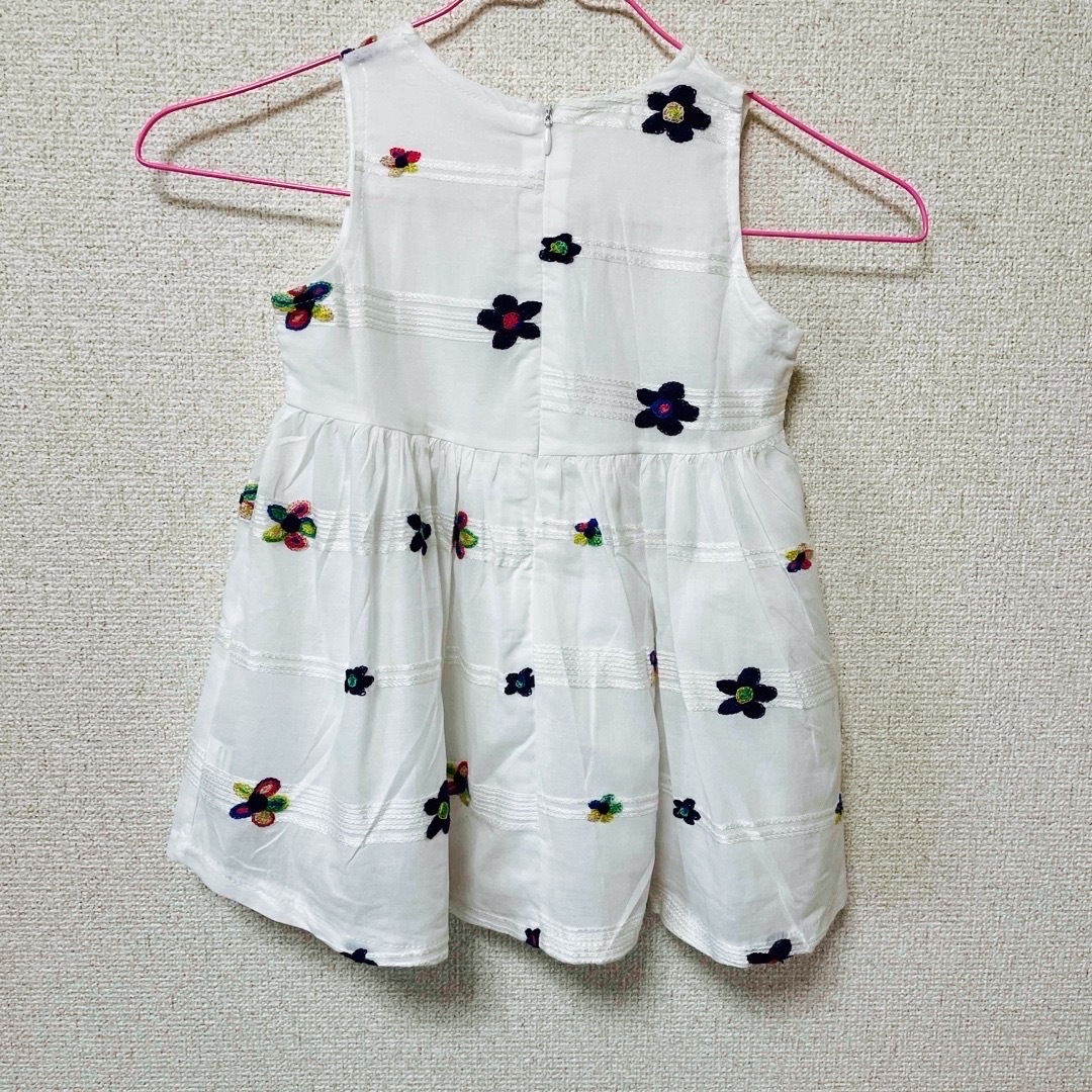 子供服　花柄ワンピース　ノースリーブ　９０サイズ キッズ/ベビー/マタニティのキッズ服女の子用(90cm~)(ワンピース)の商品写真