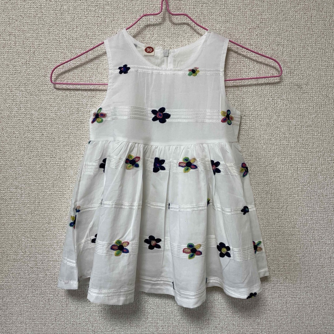 子供服　花柄ワンピース　ノースリーブ　９０サイズ キッズ/ベビー/マタニティのキッズ服女の子用(90cm~)(ワンピース)の商品写真