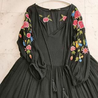 ザラ(ZARA)のZARA　ザラ　エンブロイダリー　刺繍　花　ボタニカル　ワンピース　ブラック(ひざ丈ワンピース)