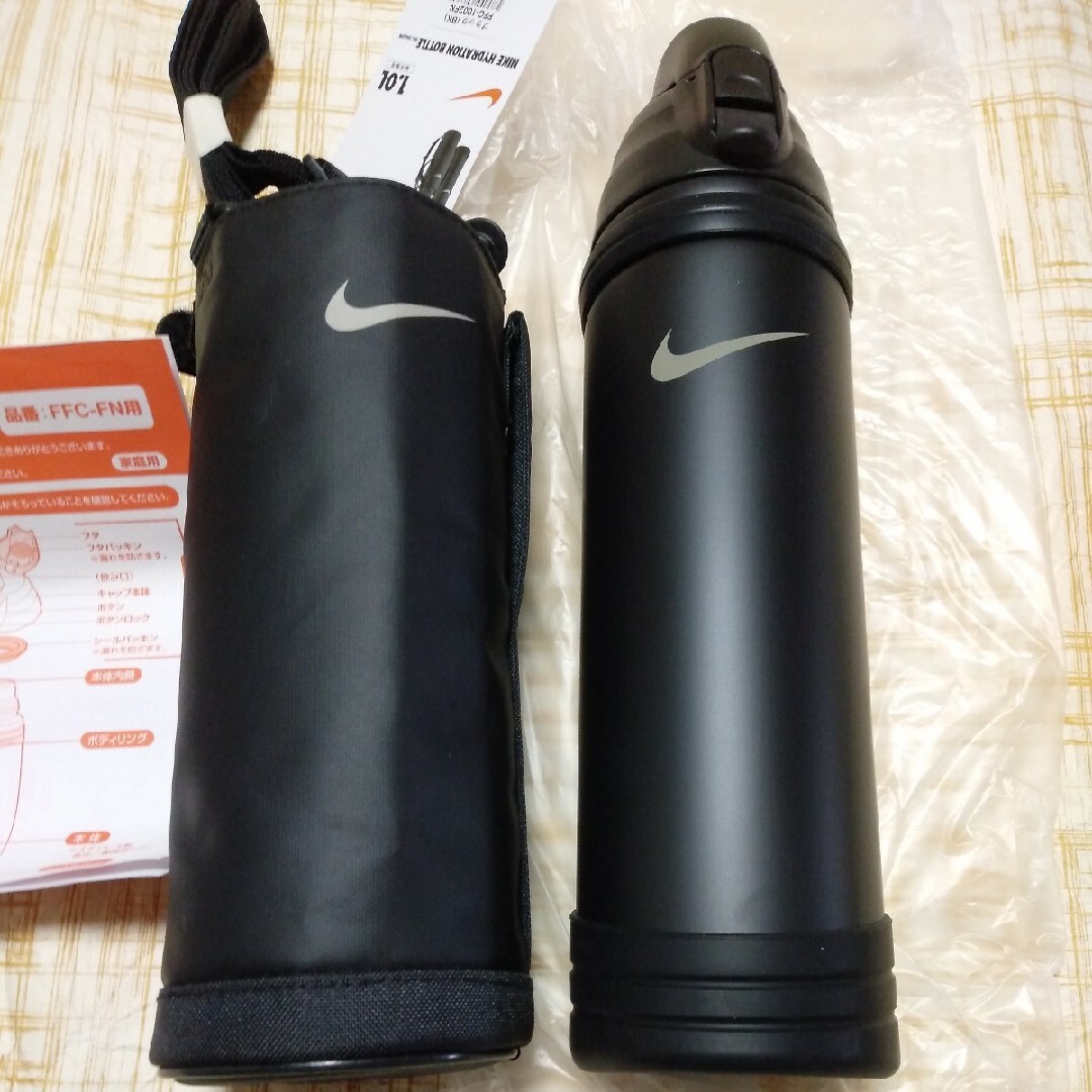 サーモス NIKE ハイドレーションボトル 1.0L ハンディポーチ付き 黒 インテリア/住まい/日用品のキッチン/食器(弁当用品)の商品写真