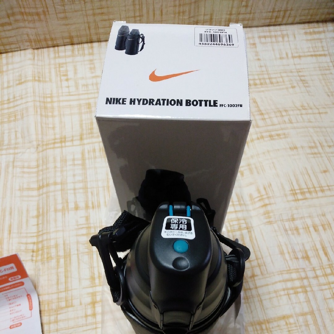 サーモス NIKE ハイドレーションボトル 1.0L ハンディポーチ付き 黒 インテリア/住まい/日用品のキッチン/食器(弁当用品)の商品写真