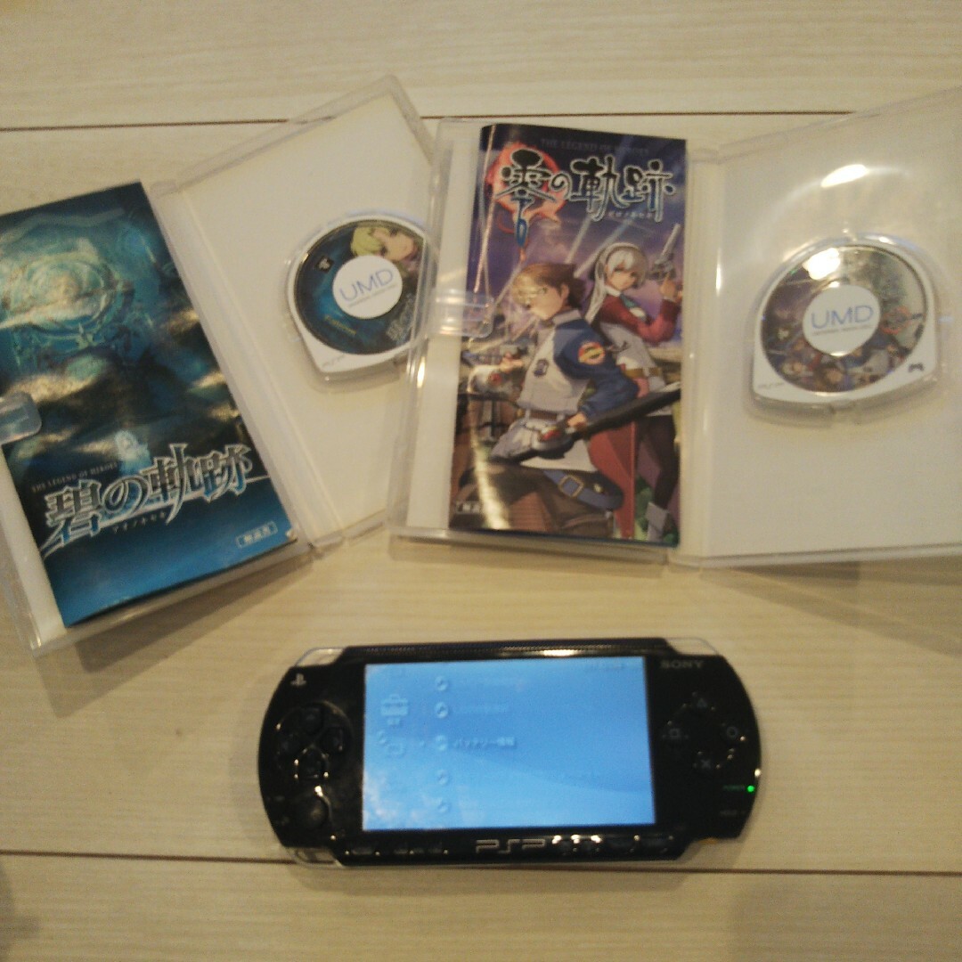 PlayStation Portable(プレイステーションポータブル)の良品⭐️psp本体⭐️黒。純正バッテリー、ゲーム２つ付き♪動作OK♪除菌済み！ エンタメ/ホビーのゲームソフト/ゲーム機本体(携帯用ゲーム機本体)の商品写真