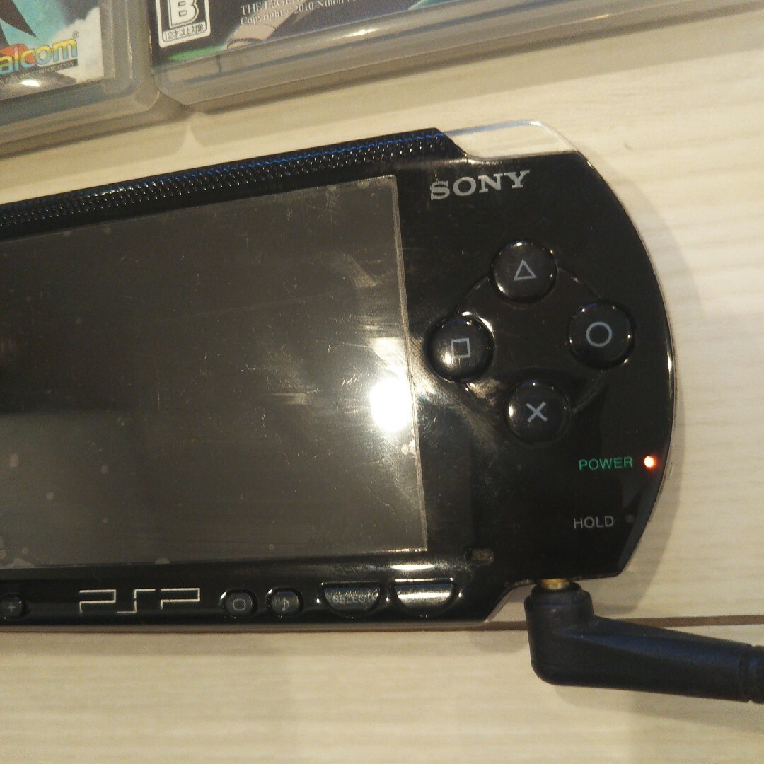 PlayStation Portable(プレイステーションポータブル)の良品⭐️psp本体⭐️黒。純正バッテリー、ゲーム２つ付き♪動作OK♪除菌済み！ エンタメ/ホビーのゲームソフト/ゲーム機本体(携帯用ゲーム機本体)の商品写真