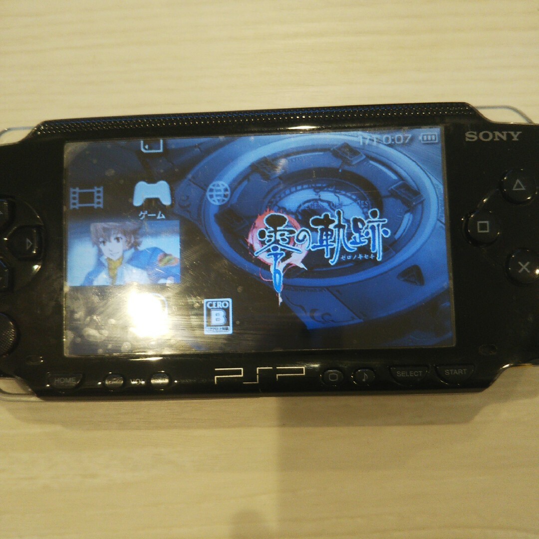 PlayStation Portable(プレイステーションポータブル)の良品⭐️psp本体⭐️黒。純正バッテリー、ゲーム２つ付き♪動作OK♪除菌済み！ エンタメ/ホビーのゲームソフト/ゲーム機本体(携帯用ゲーム機本体)の商品写真
