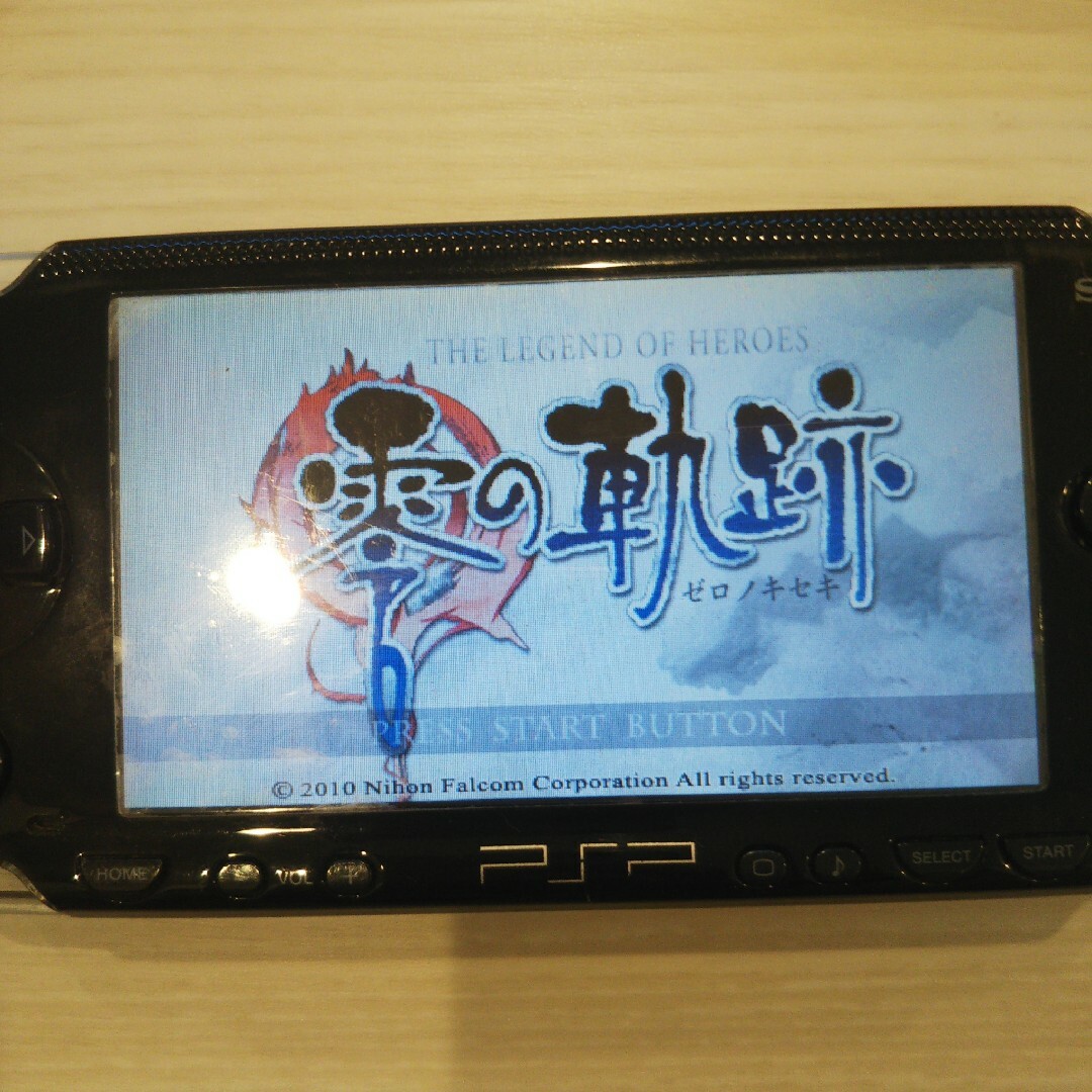 PlayStation Portable(プレイステーションポータブル)の良品⭐️psp本体⭐️黒。純正バッテリー、ゲーム２つ付き♪動作OK♪除菌済み！ エンタメ/ホビーのゲームソフト/ゲーム機本体(携帯用ゲーム機本体)の商品写真