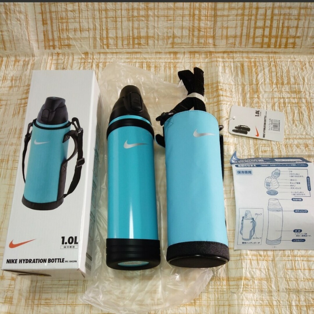 サーモス NIKE スポーツボトル ハイドレーションボトル 1.0L ポーチ付き インテリア/住まい/日用品のキッチン/食器(弁当用品)の商品写真