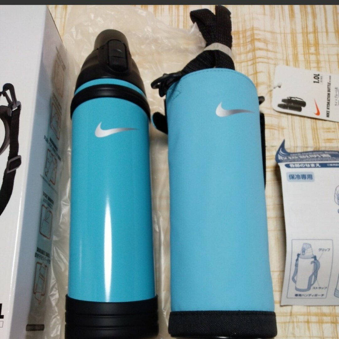 サーモス NIKE スポーツボトル ハイドレーションボトル 1.0L ポーチ付き インテリア/住まい/日用品のキッチン/食器(弁当用品)の商品写真