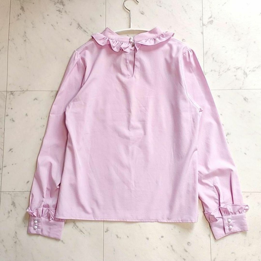 TOCCO closet(トッコクローゼット)のトッコクローゼット　パールボタン　フリルブラウス　ピンク　シャツ　トップス レディースのトップス(シャツ/ブラウス(長袖/七分))の商品写真