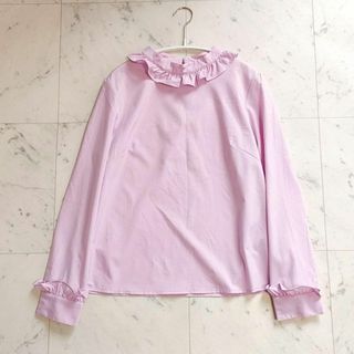 トッコクローゼット(TOCCO closet)のトッコクローゼット　パールボタン　フリルブラウス　ピンク　シャツ　トップス(シャツ/ブラウス(長袖/七分))