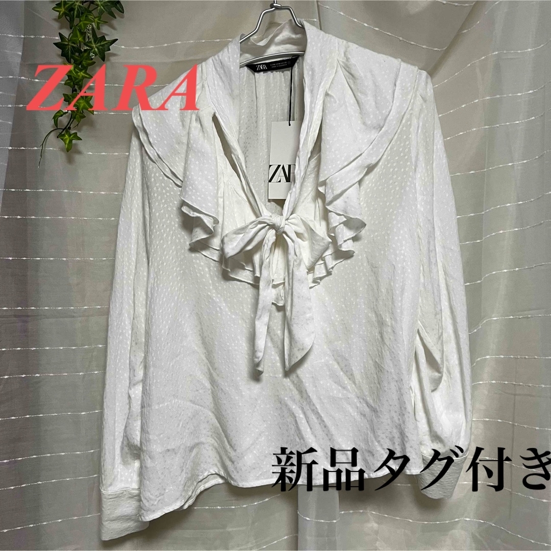 ZARA(ザラ)の新品タグ付き ZARA ザラ フリルブラウス  ボウタイ M ビジューボタン レディースのトップス(シャツ/ブラウス(長袖/七分))の商品写真