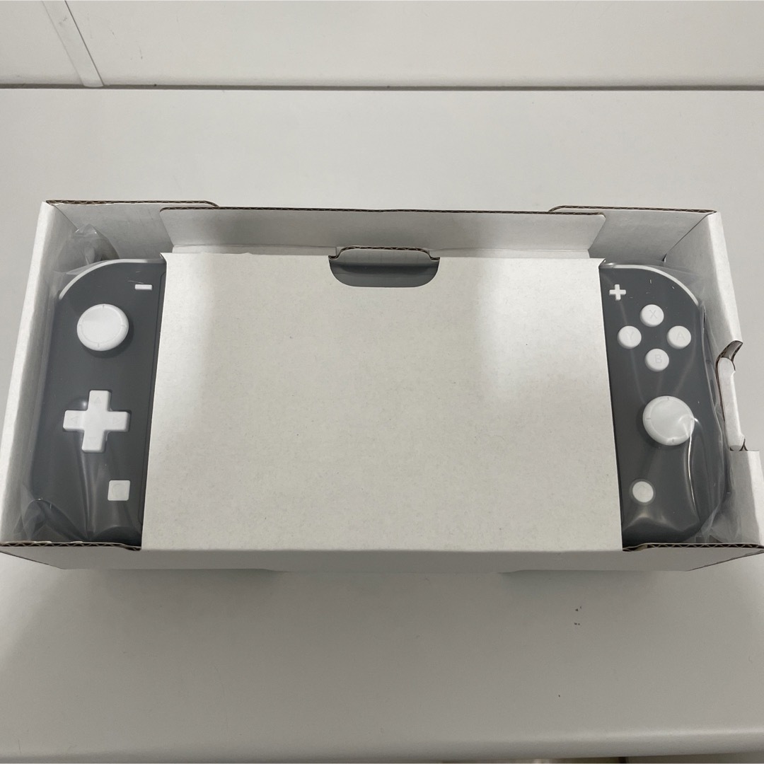 Nintendo Switch(ニンテンドースイッチ)のNintendo Switch Liteグレー　新品 エンタメ/ホビーのゲームソフト/ゲーム機本体(家庭用ゲーム機本体)の商品写真