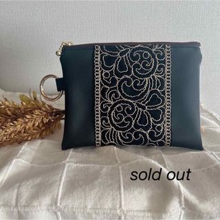 インド刺繍リボン♡ポーチ♡ブラック♡カラビナ付き♡16センチファスナー使用(ポーチ)