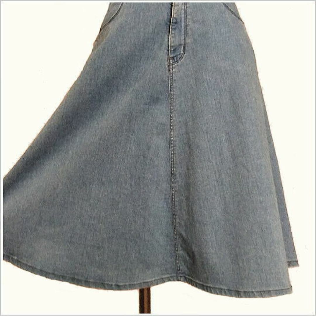 Lee(リー)の［Lee］ライトブルーデニムフレアスカート ロゴラベル付き リー 日本製 M レディースのスカート(ひざ丈スカート)の商品写真