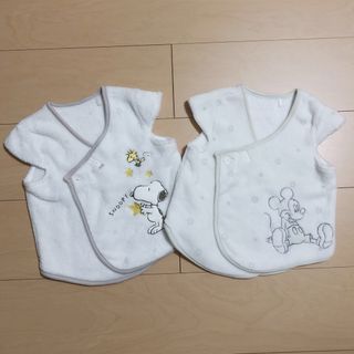 ベビーザラス(BABiESRUS)の美品　ベビーベスト2枚セット　SNOOPY、ミッキー　50-70(カーディガン/ボレロ)