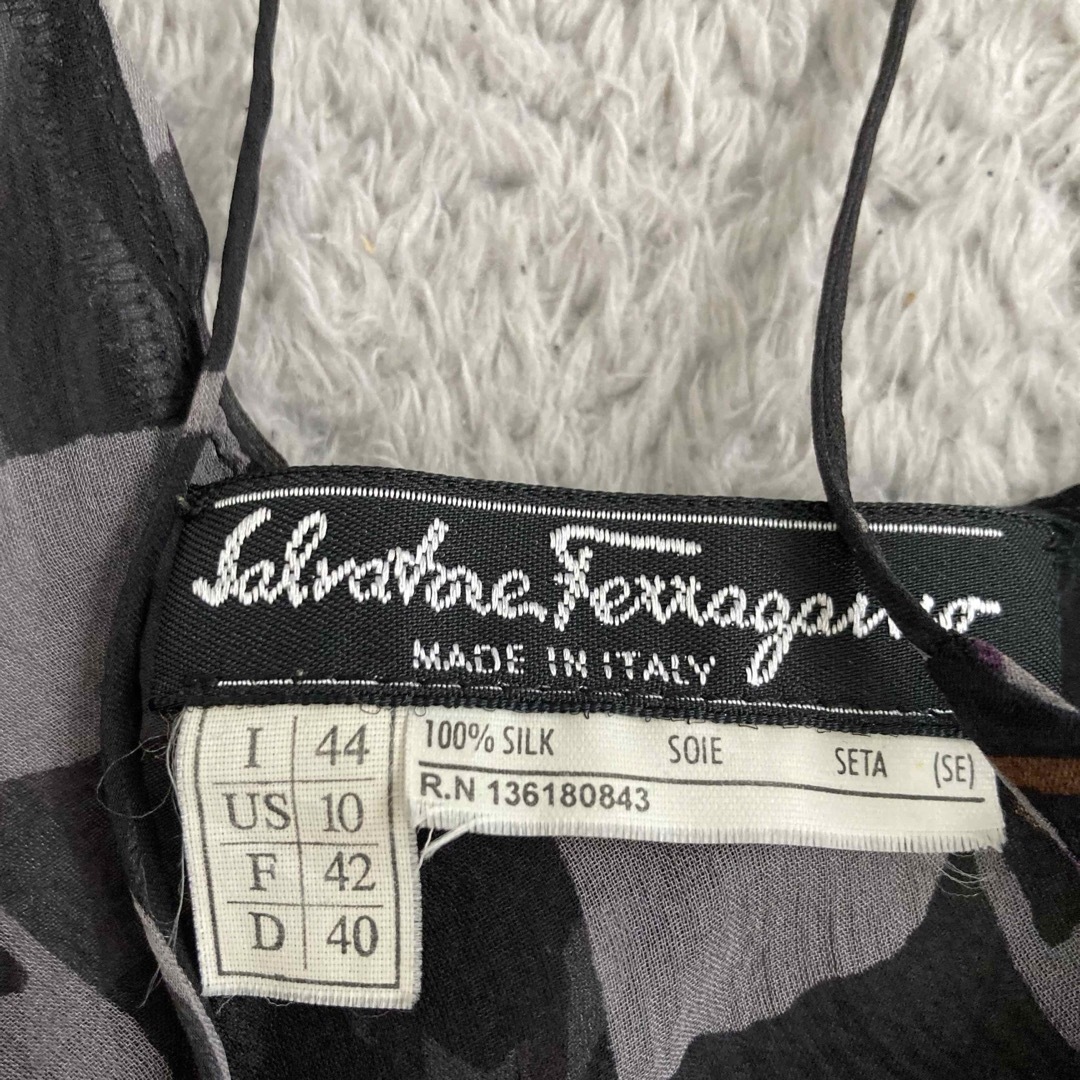 Salvatore Ferragamo(サルヴァトーレフェラガモ)のフェラガモ　シルク　キャミソール　イタリア製　 レディースのトップス(キャミソール)の商品写真