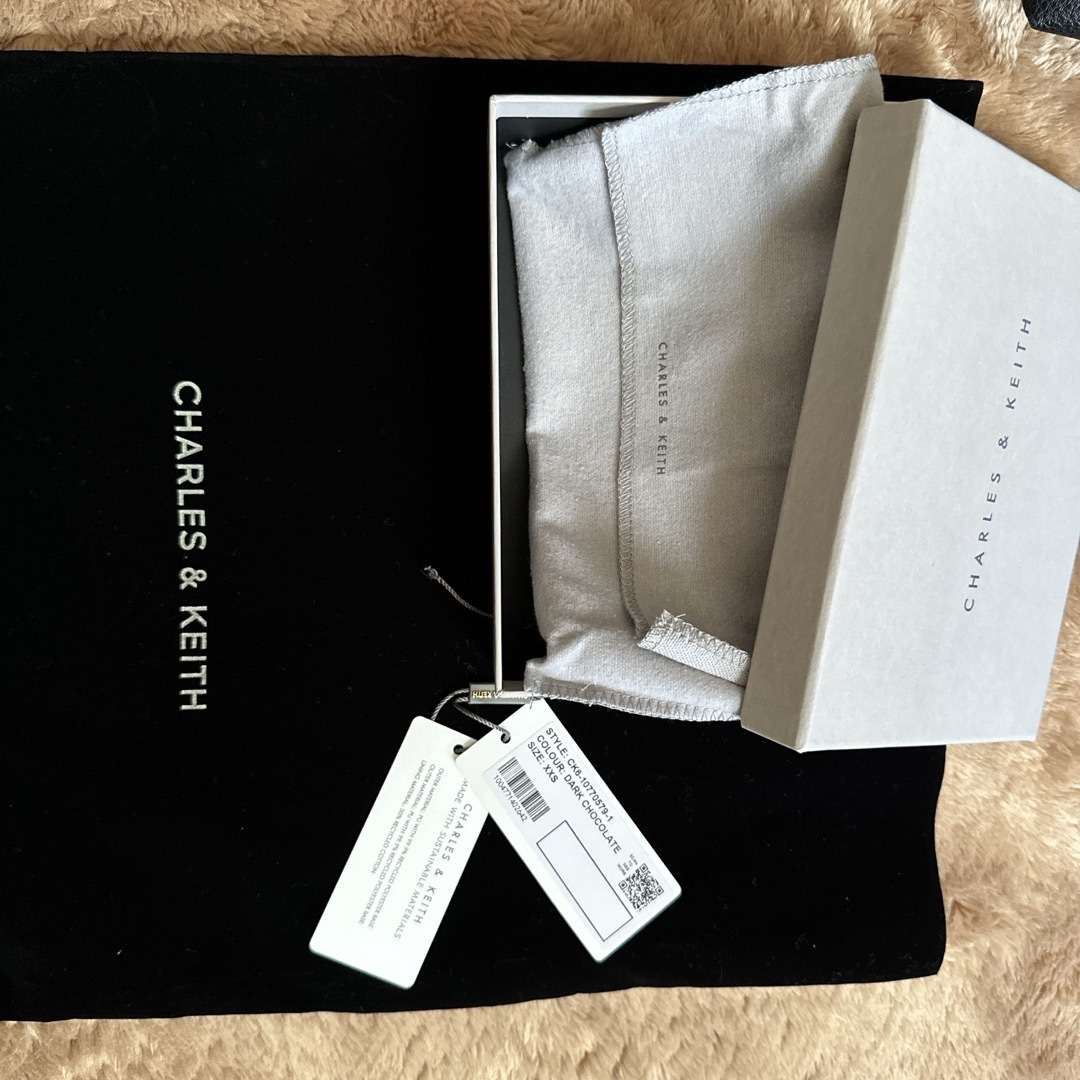 Charles and Keith(チャールズアンドキース)のCHARLES＆KEITH三つ折財布✿中古 レディースのファッション小物(財布)の商品写真