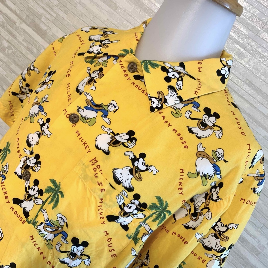 Disney(ディズニー)のDisney ミッキー ミニー ドナルド  アロハシャツ レディースのトップス(シャツ/ブラウス(半袖/袖なし))の商品写真