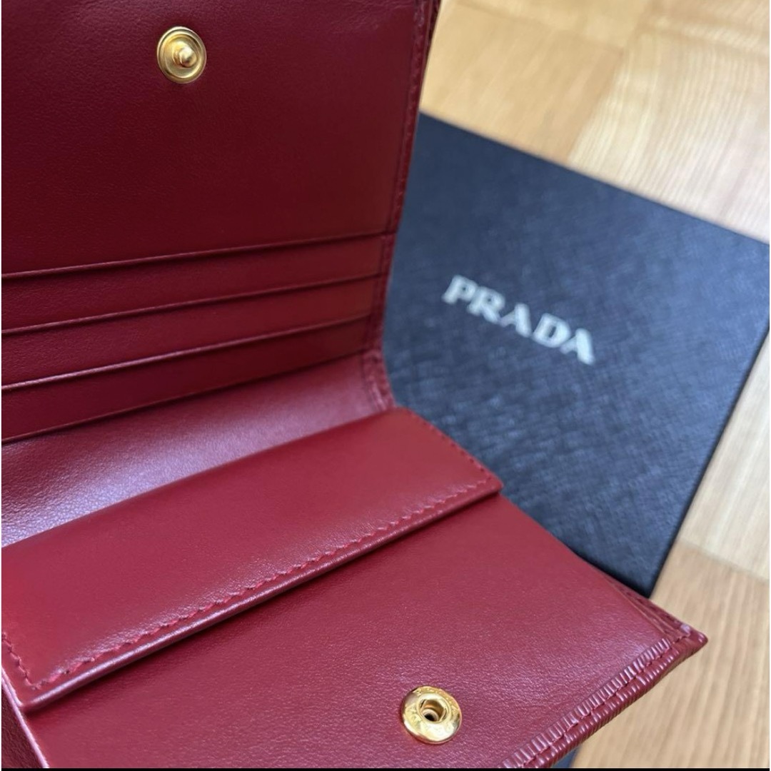 PRADA(プラダ)の【今週末限定セール】新品　プラダ　二つ折り財布　赤 レディースのファッション小物(財布)の商品写真