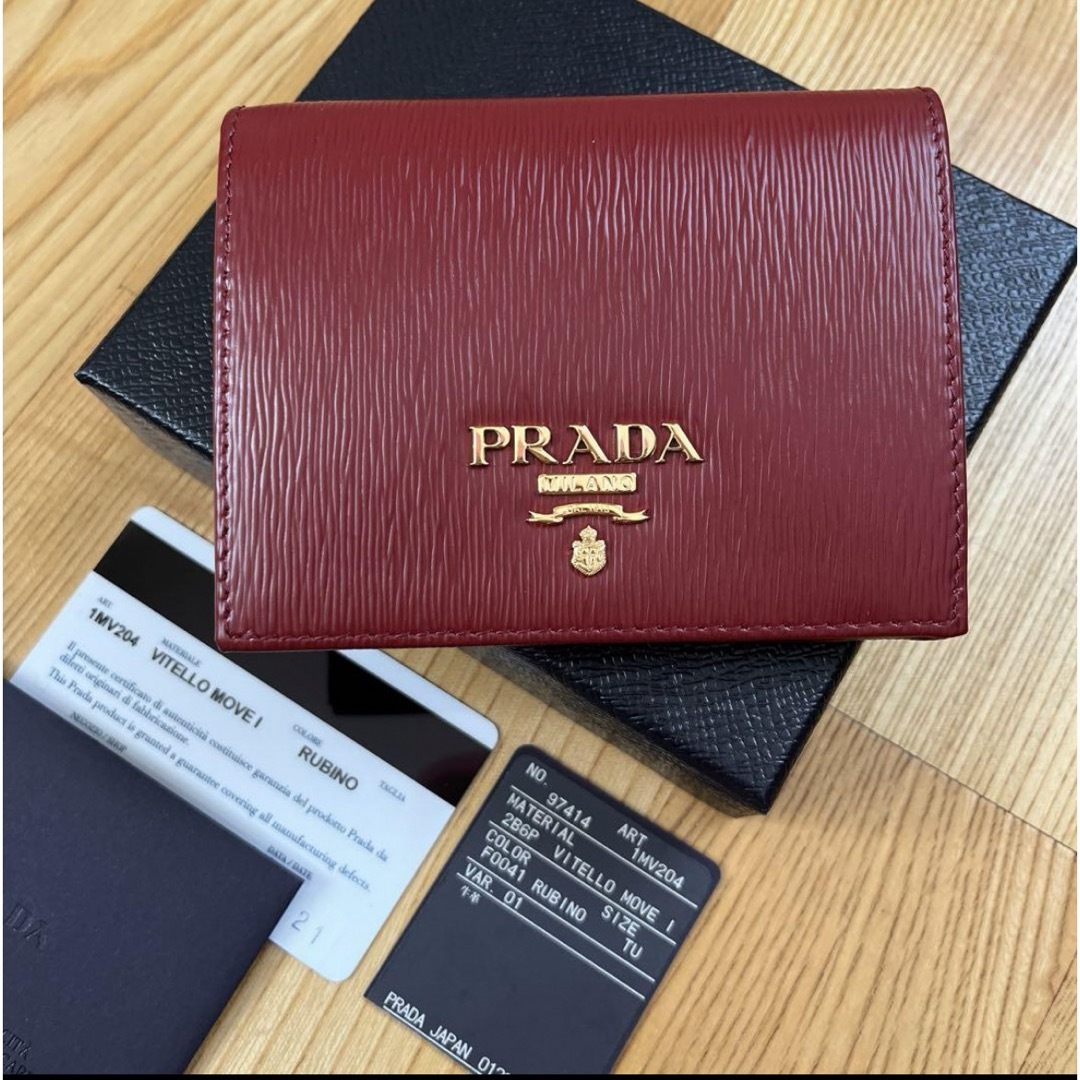 PRADA(プラダ)の【今週末限定セール】新品　プラダ　二つ折り財布　赤 レディースのファッション小物(財布)の商品写真