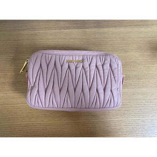 ミュウミュウ(miumiu)の【⠀MIUMIU  】マテラッセ ショルダーバッグ ピンク(ショルダーバッグ)