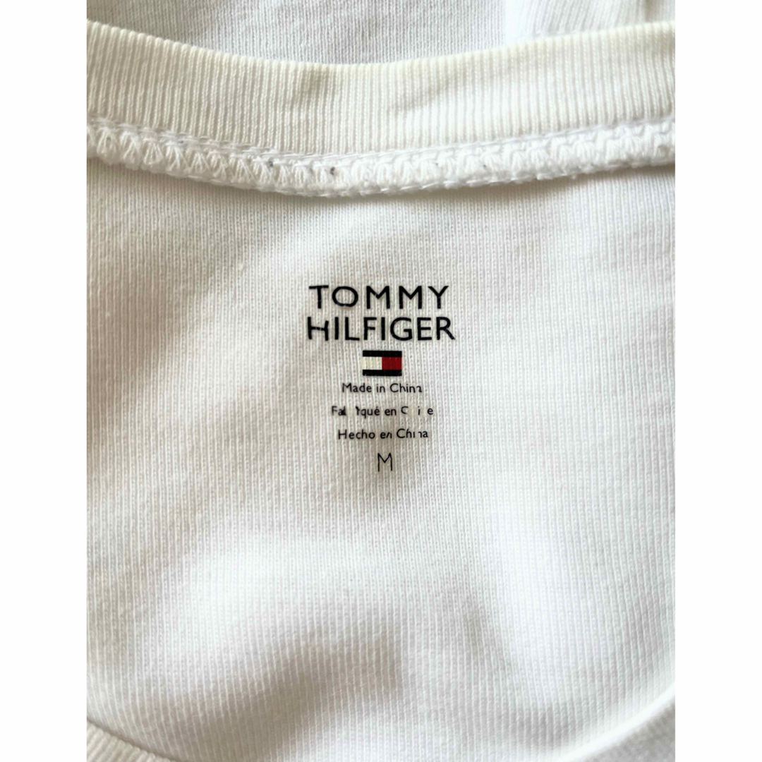 TOMMY HILFIGER(トミーヒルフィガー)のトミーヒルフィガー レディース 半袖白Tシャツ ロゴ付き Vネック レディースのトップス(Tシャツ(半袖/袖なし))の商品写真