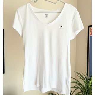 トミーヒルフィガー(TOMMY HILFIGER)のトミーヒルフィガー レディース 半袖白Tシャツ ロゴ付き Vネック(Tシャツ(半袖/袖なし))