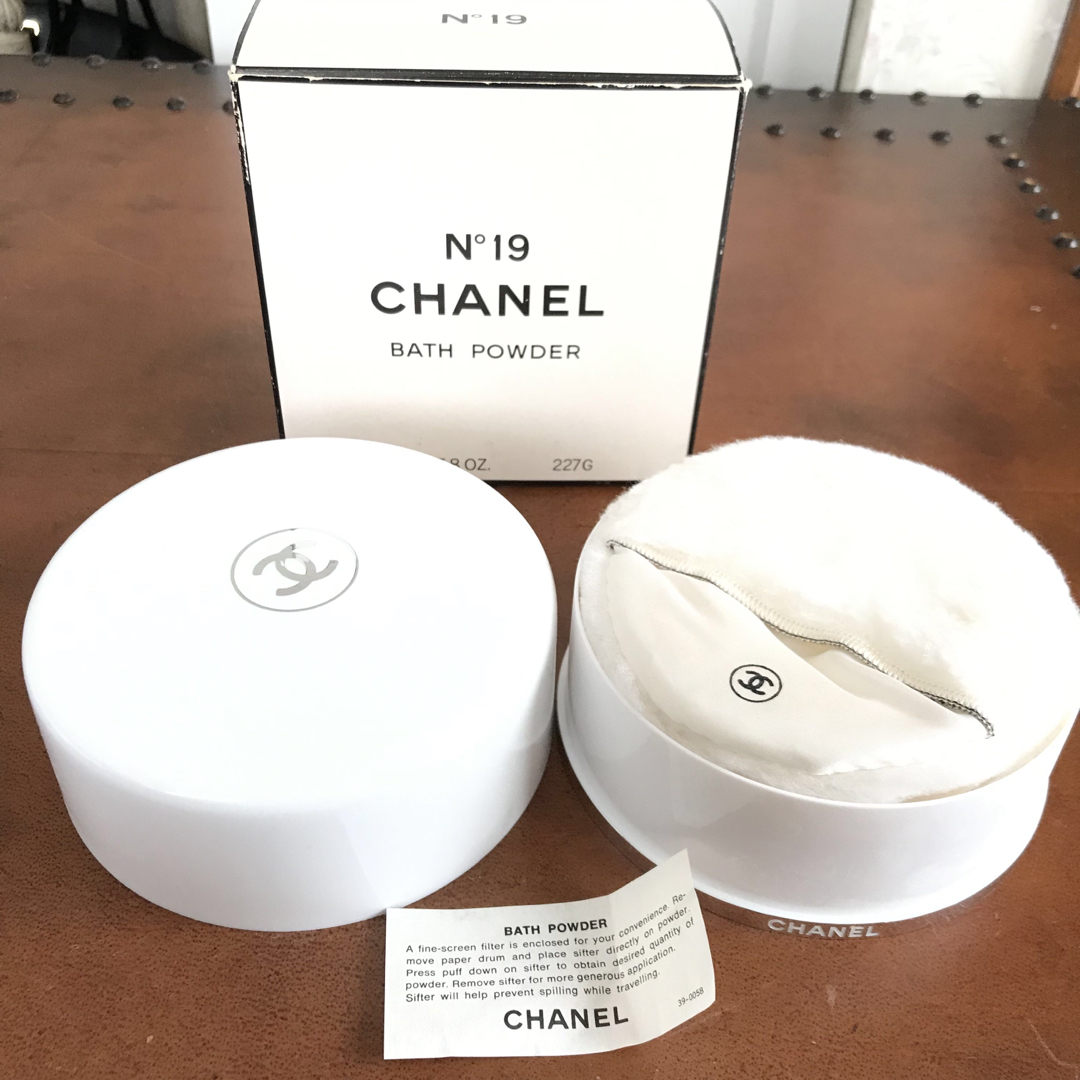 CHANEL(シャネル)のシャネル　N°19 バスパウダー　 バス パウダー 227g 残多 未使用 コスメ/美容のボディケア(ボディパウダー)の商品写真