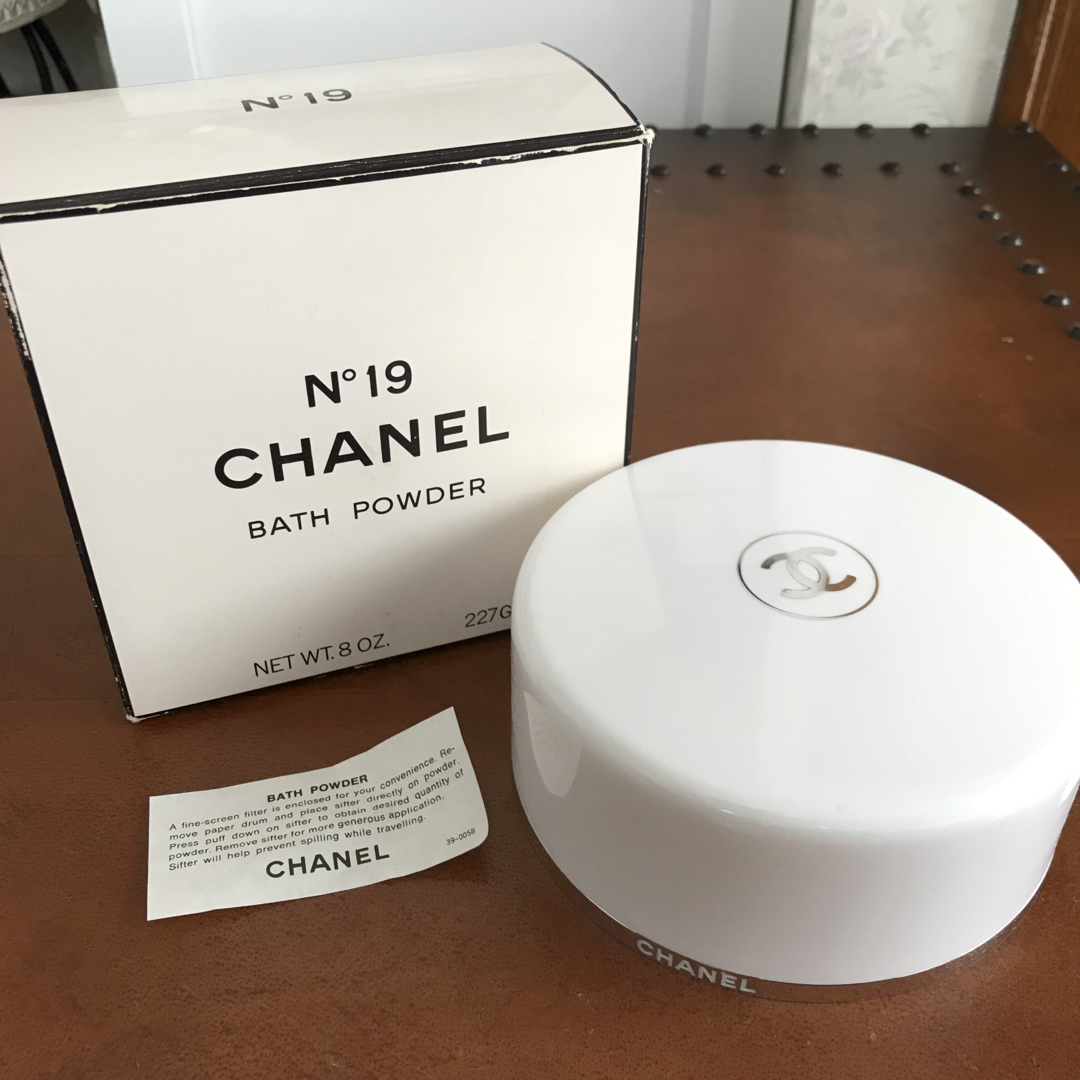 CHANEL(シャネル)のシャネル　N°19 バスパウダー　 バス パウダー 227g 残多 未使用 コスメ/美容のボディケア(ボディパウダー)の商品写真