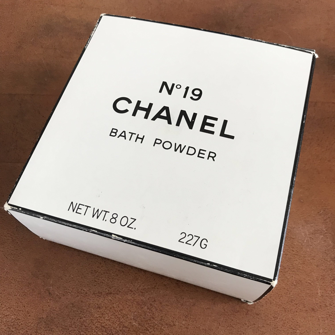 CHANEL(シャネル)のシャネル　N°19 バスパウダー　 バス パウダー 227g 残多 未使用 コスメ/美容のボディケア(ボディパウダー)の商品写真