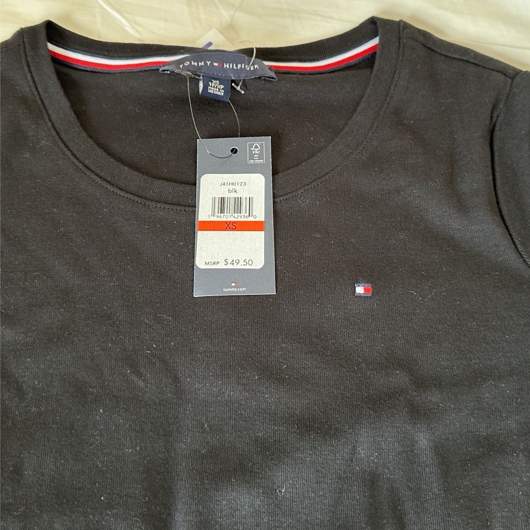 TOMMY HILFIGER(トミーヒルフィガー)のTommy Hilfiger XSサイズ　新品タグ付き　トップス レディースのトップス(Tシャツ(半袖/袖なし))の商品写真