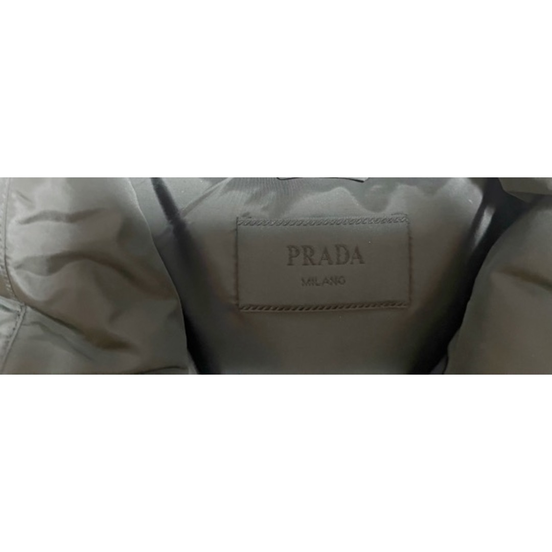 PRADA(プラダ)のPRADA (プラダ) SGY091 R132 2022年製 三角プレート ダウンジャケット【A31381-007】 メンズのジャケット/アウター(ダウンジャケット)の商品写真