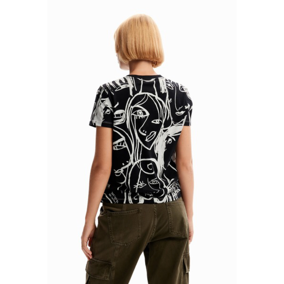 DESIGUAL(デシグアル)の美品✨定価8,900円　デシグアル　TシャXL　ブラック　XL　大特価‼️ レディースのトップス(Tシャツ(半袖/袖なし))の商品写真