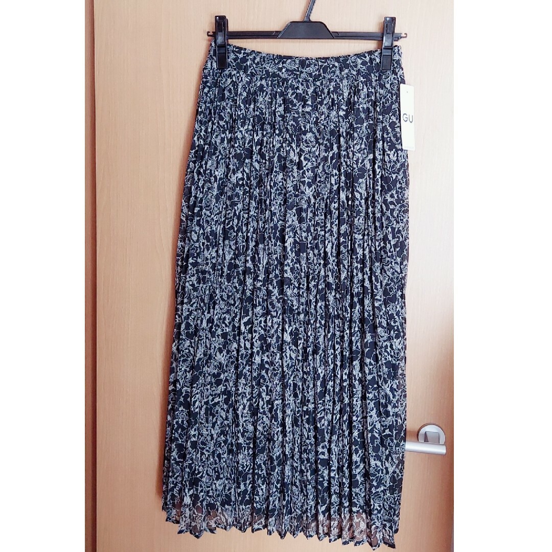 GU(ジーユー)の新品 M GU ランダムプリーツ  ロング スカート 花柄 (黒柄) レディースのスカート(ロングスカート)の商品写真