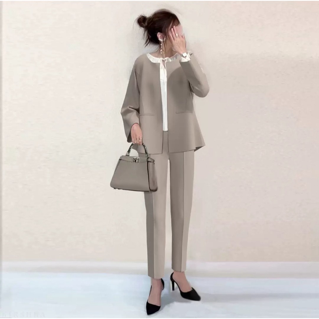 S ブラック　黒　ノーカラー パンツスーツ フォーマル 入学式 ママ服 シンプル レディースのフォーマル/ドレス(スーツ)の商品写真