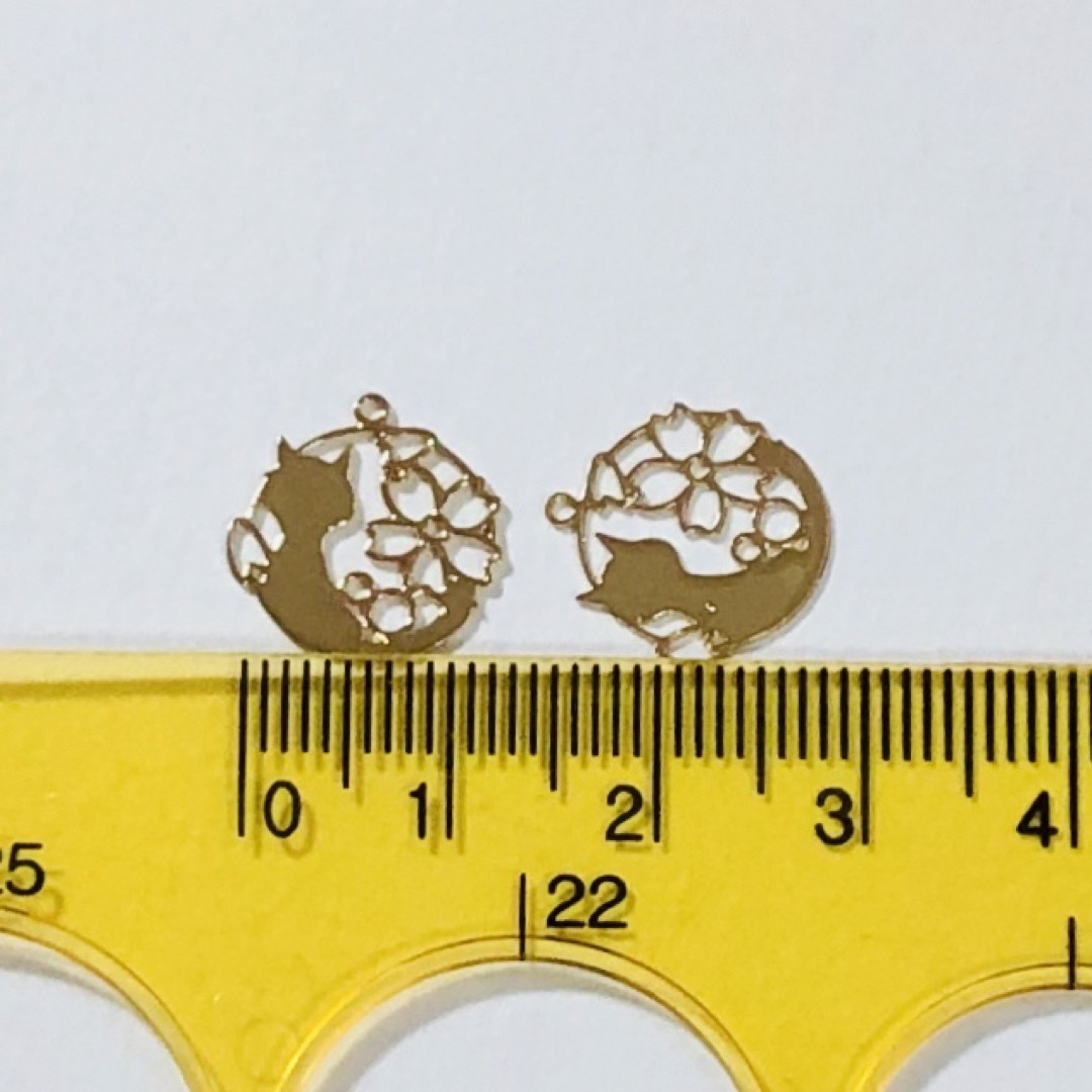 猫桜の透かしパーツ 5個入り ゴールドチャーム ねこ ネコ さくら ミニ 薄型 ハンドメイドの素材/材料(各種パーツ)の商品写真