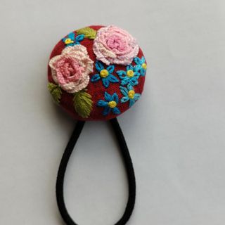 刺繍ブローチ　ヘアゴム　リネン生地　ハンドメイド(コサージュ/ブローチ)