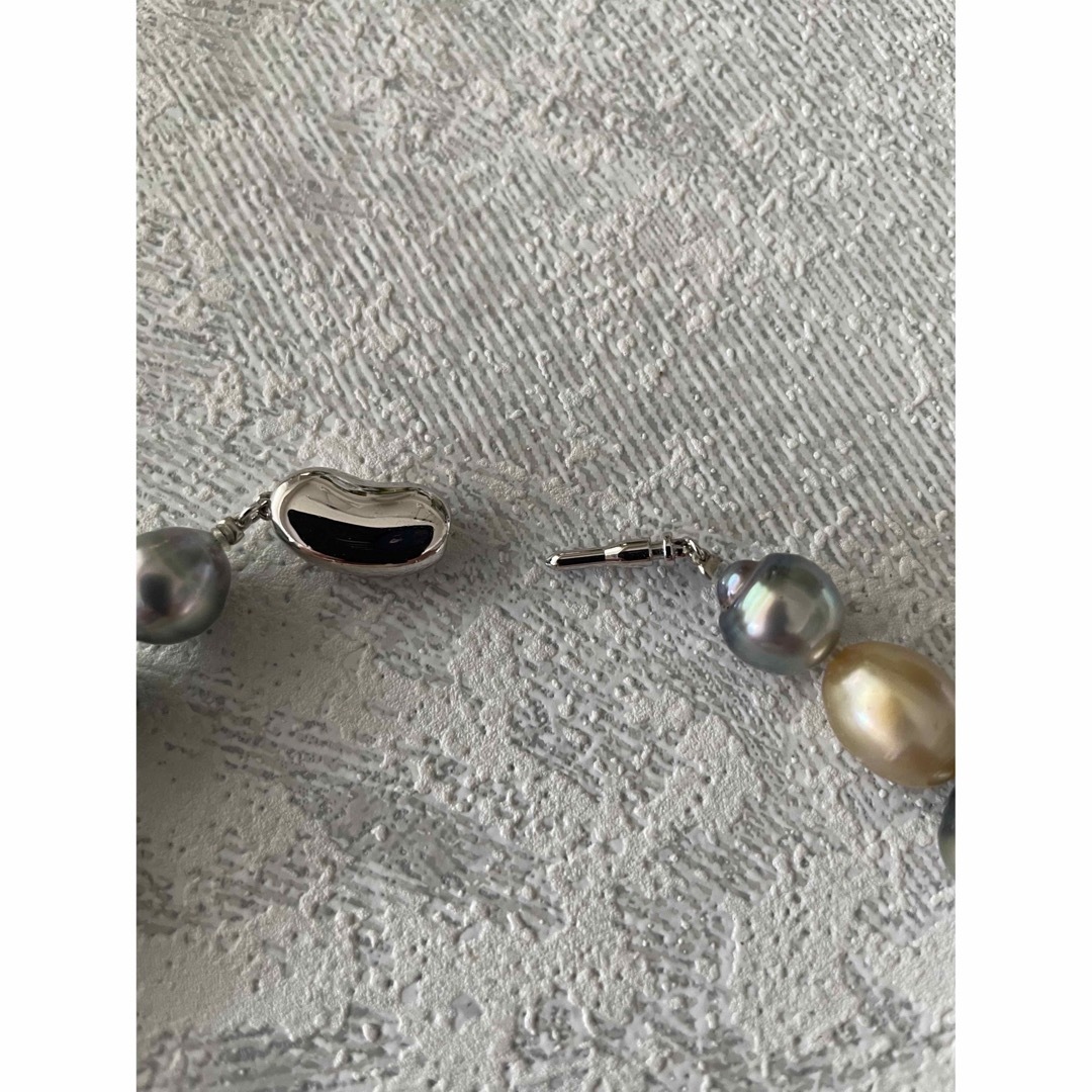 南洋パール マルチカラー ネックレス 黒蝶 白蝶 ゴールデン真珠 レディースのアクセサリー(ネックレス)の商品写真