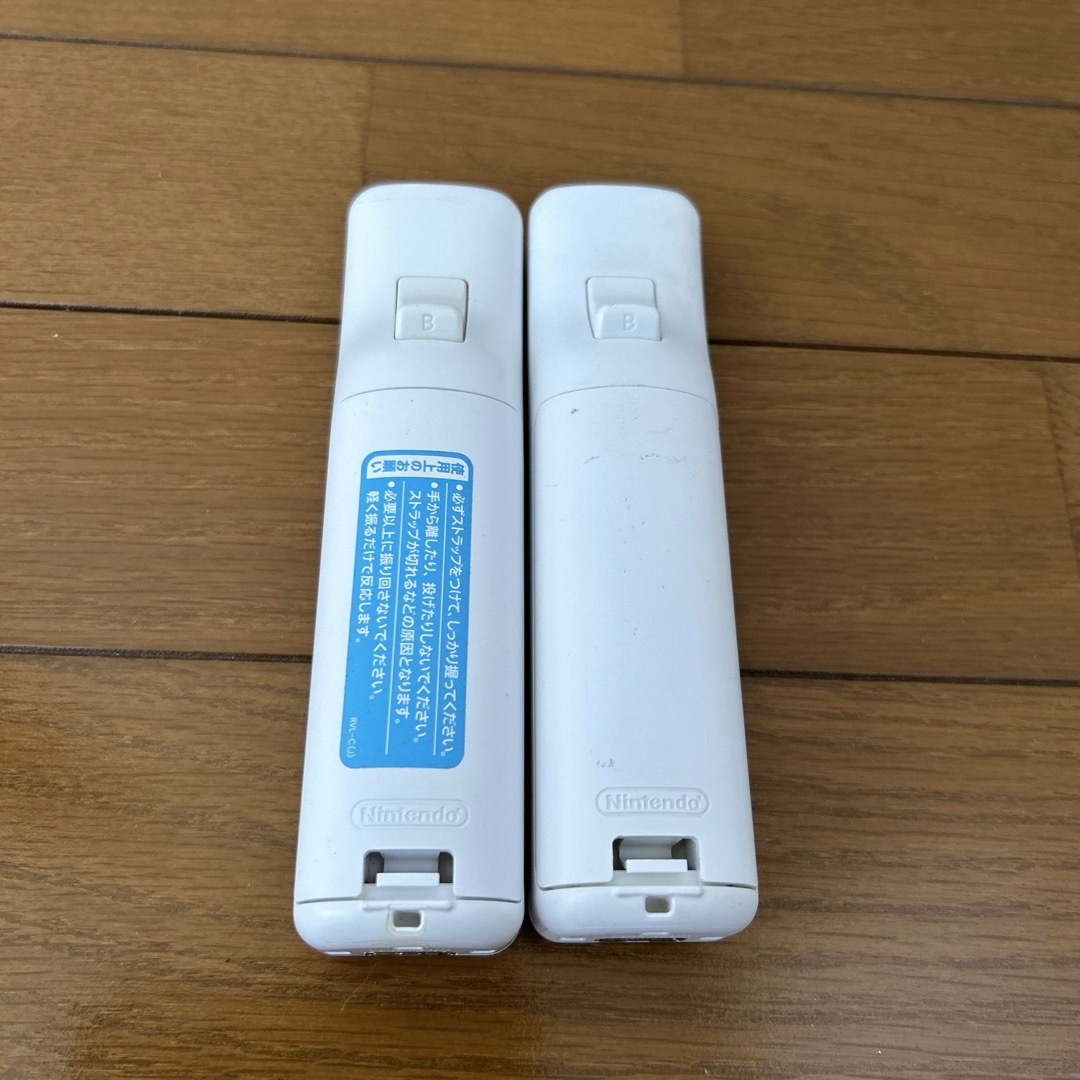 Wii(ウィー)のwiiリモコン　ホワイト2本セット エンタメ/ホビーのゲームソフト/ゲーム機本体(その他)の商品写真