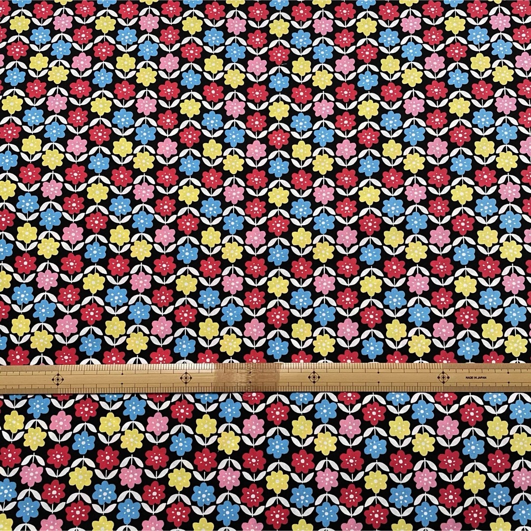 コットン生地  花柄　50㎝ ハンドメイドの素材/材料(生地/糸)の商品写真