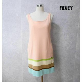 フォクシー(FOXEY)の美品 FOXEY プレートロゴ 膝丈 ノースリーブ ニット ワンピース(ひざ丈ワンピース)